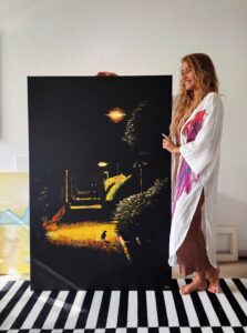 Pinviini kävelemässä uusiseelantilaisella öisellä kadulla