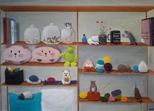 7 rottaa ja ompelutarvikkeita ja muuta tavaraa hyllykössä, öljymaalaus