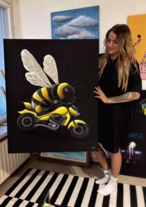 Kimalainen prätkän päällä lähdössä ajelulle