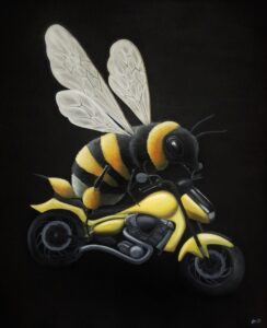 Kimalainen prätkän selässä