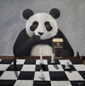 Panda pelaa shakkia ja juo olutta